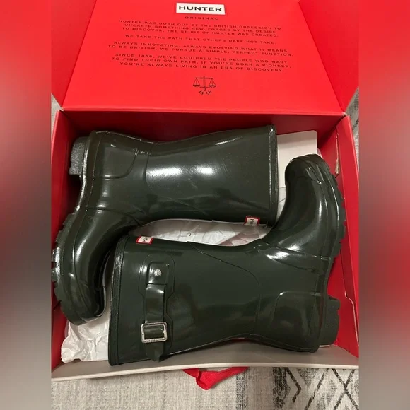 ☔️Hunter Dark Olive Gloss Boots - Picture 3 of 10